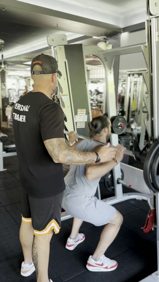 Cédric accompagne une cliente pendant un exercice à FreeFit Mougins
